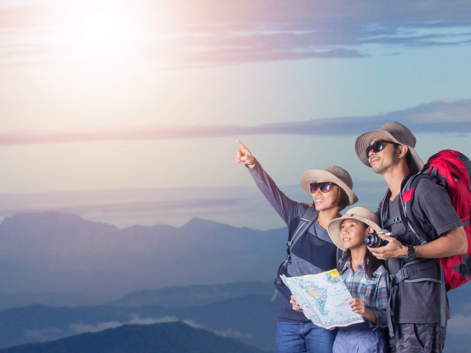 Mendaki gunung bersama anak