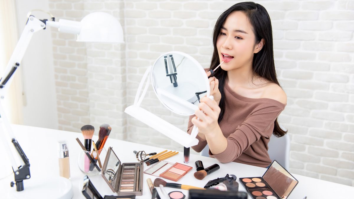 Ciri makeup kedaluwarsa