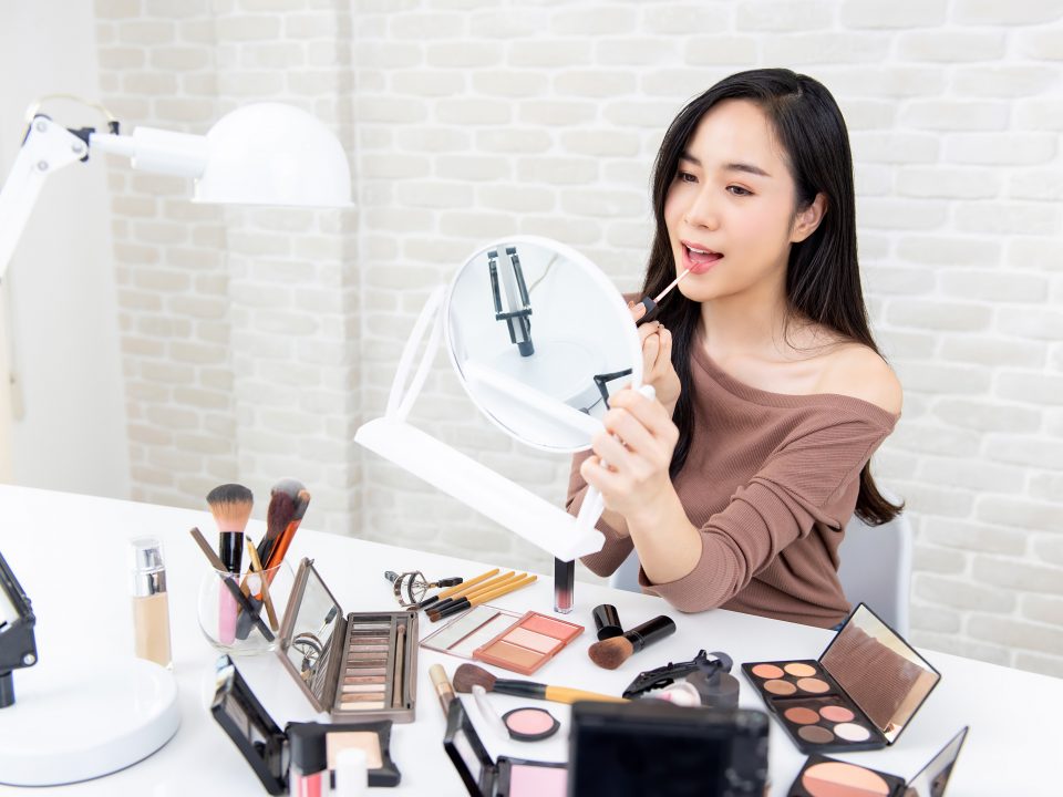 Ciri makeup kedaluwarsa