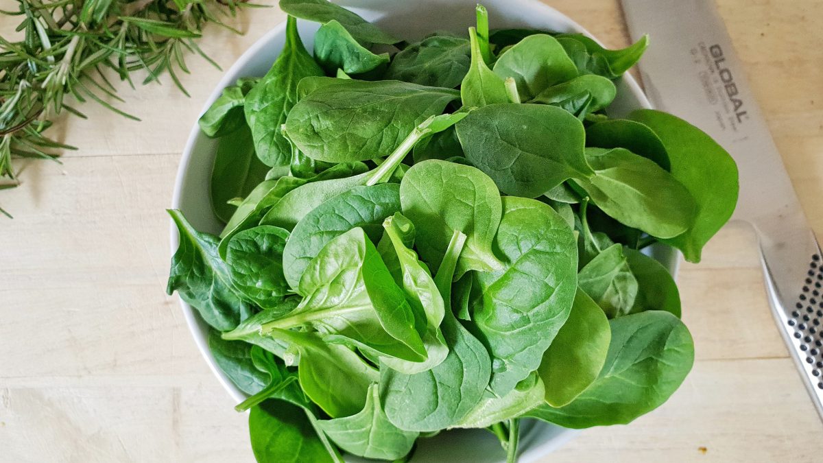 Bayam adalah makanan tinggi zat besi