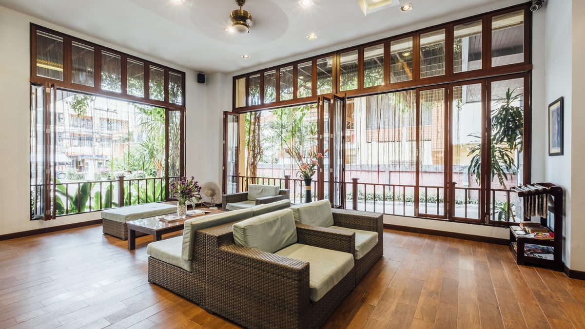 Membuka jendela mengatasi rumah bau