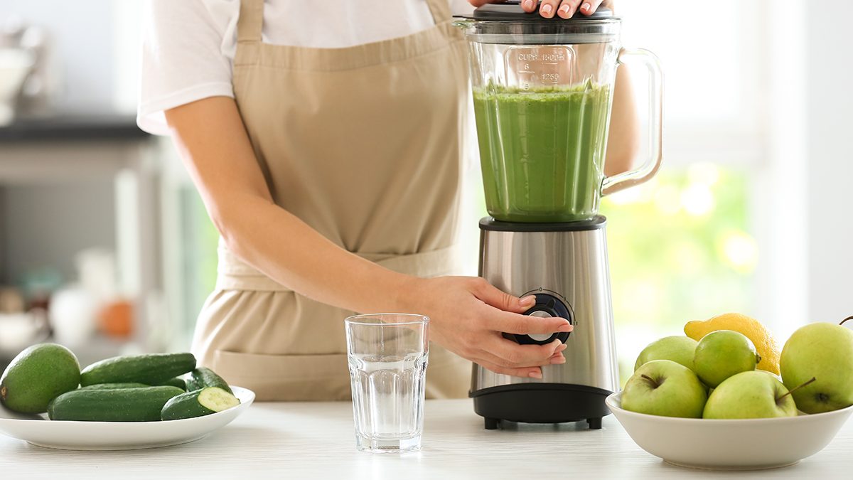 menghilangkan bau pada blender