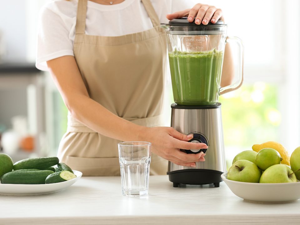 menghilangkan bau pada blender