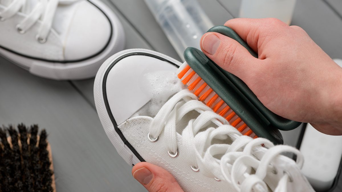 Membersihkan sepatu putih