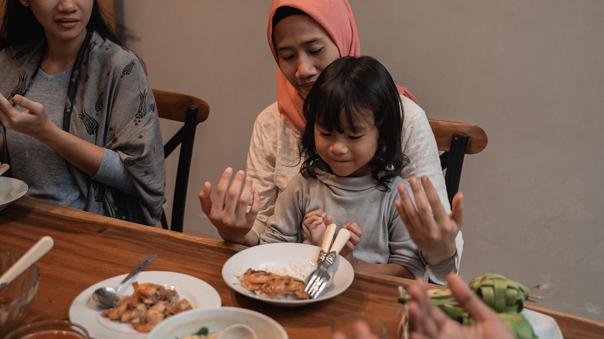 Cara membangunkan anak sahur