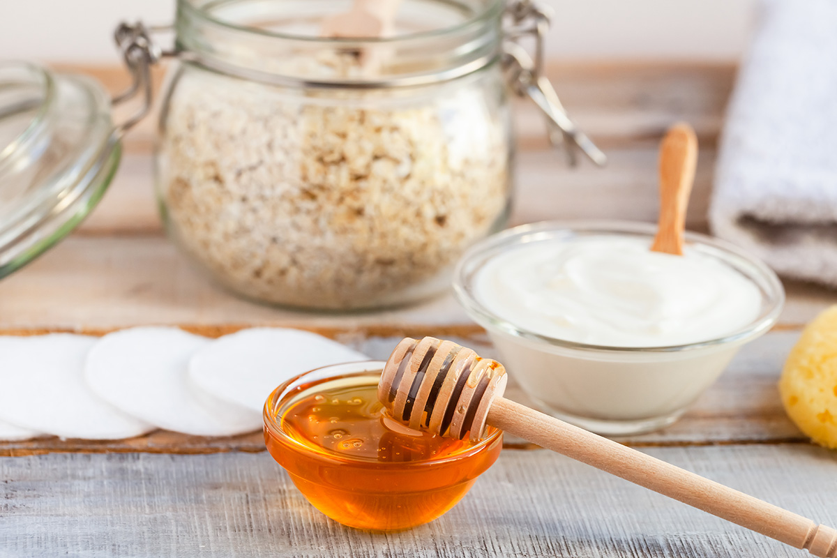 Masker putih telur, madu, dan oatmeal