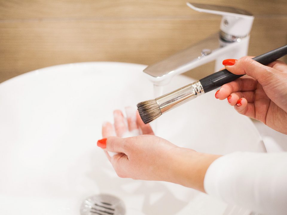 membersihkan brush makeup