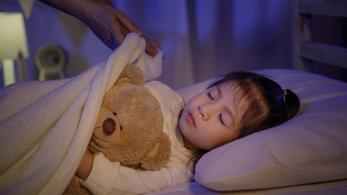 Cara membiasakan anak tidur sendiri