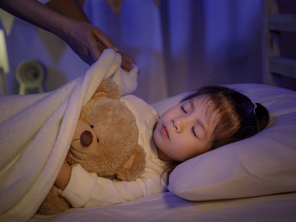 Cara membiasakan anak tidur sendiri