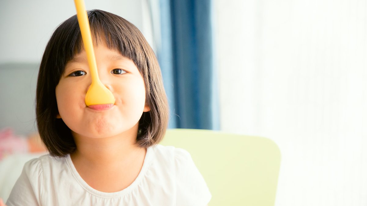 Anak suka mengemut makanan