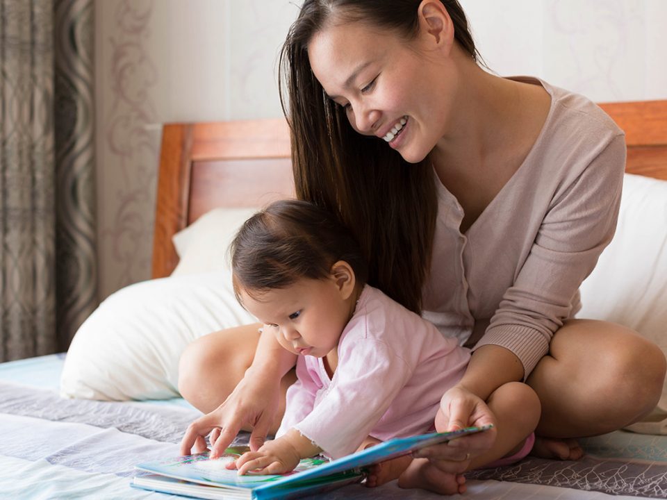 Manfaat membacakan buku pada bayi