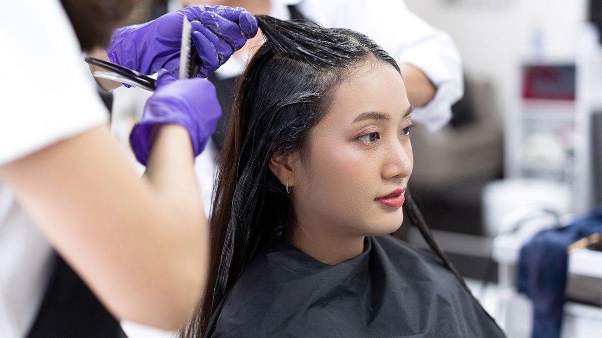 Penyebab rambut rusak karena cat rambut dan bleaching