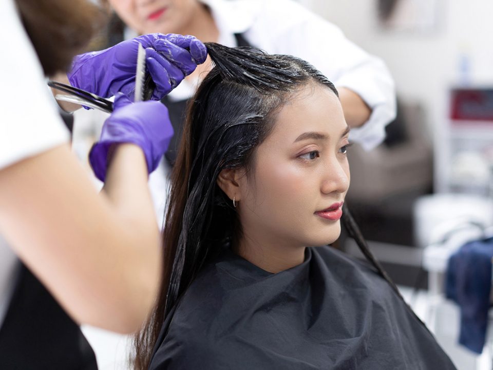 Penyebab rambut rusak karena cat rambut dan bleaching