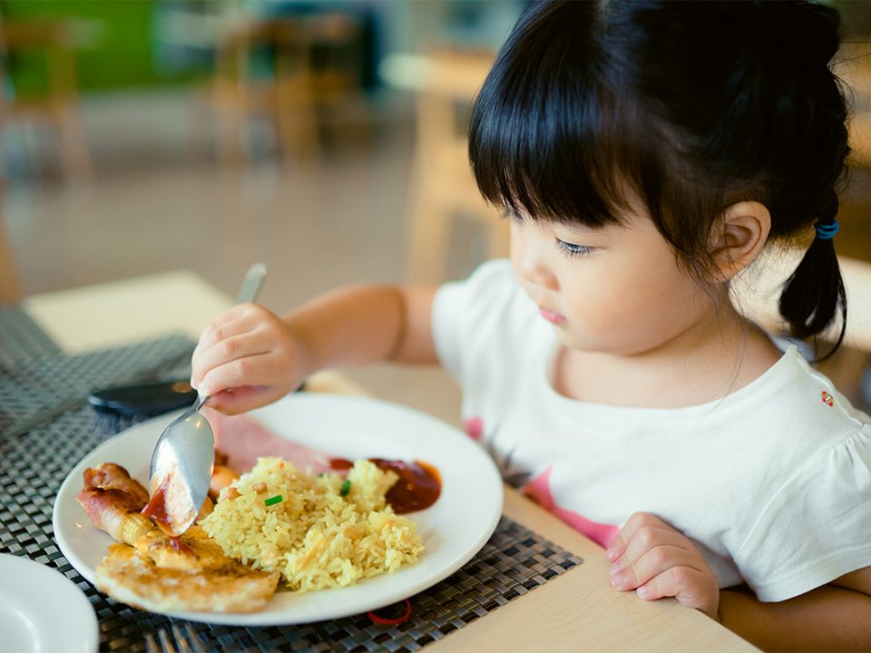 anak makan sendiri