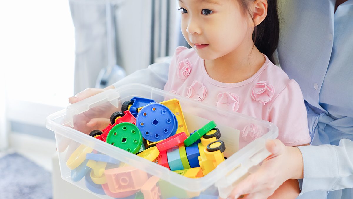 membereskan mainan anak