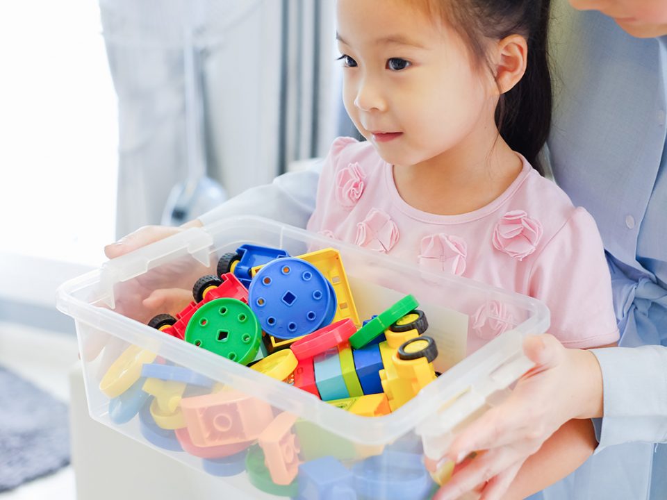 membereskan mainan anak