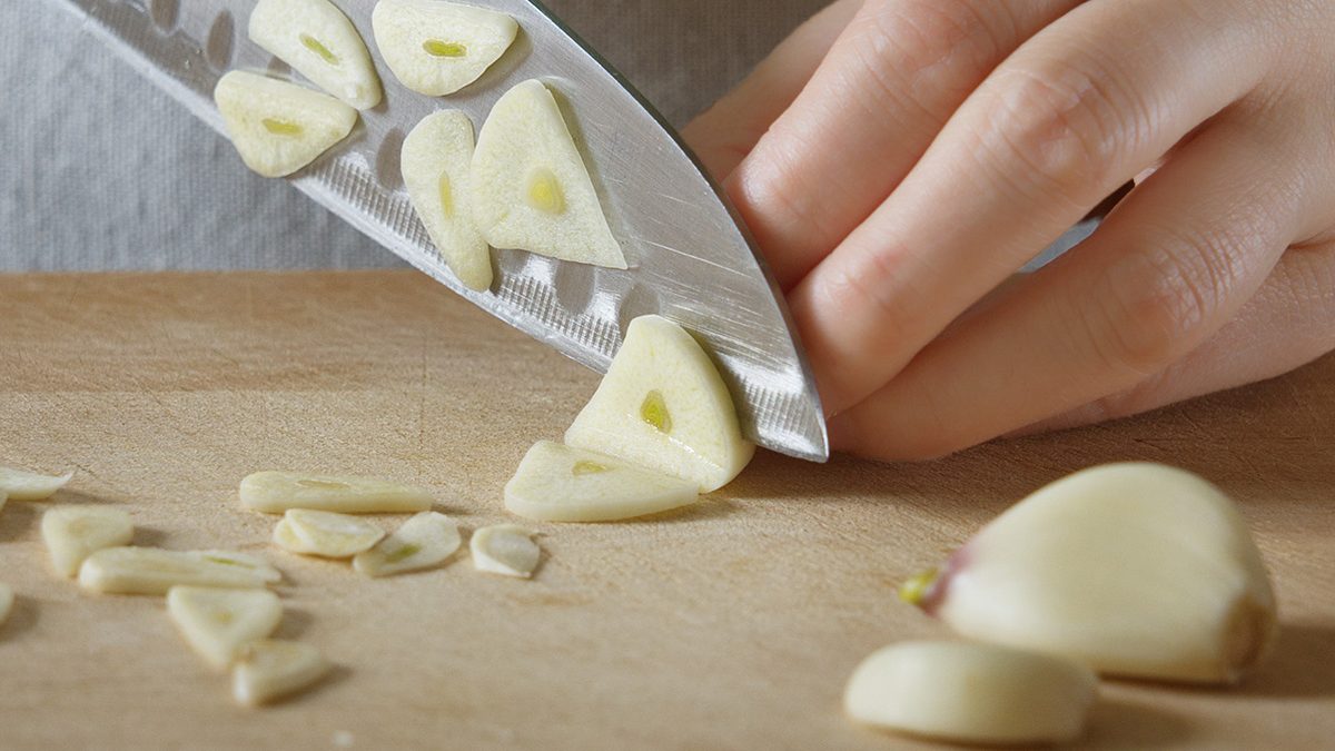Menghilangkan bau bawang putih di tangan