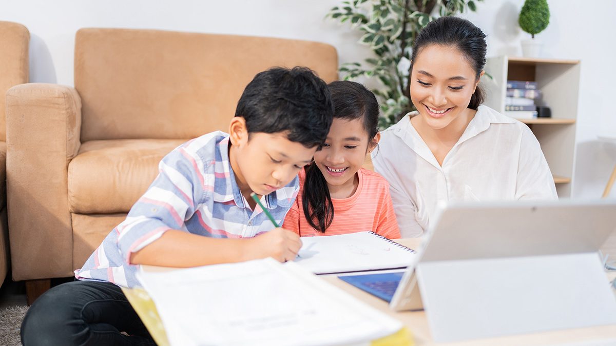 Cara melatih anak fokus sekolah online