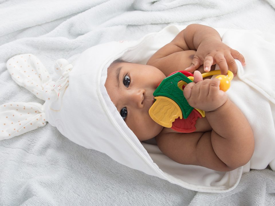 Tips memilih teether untuk bayi