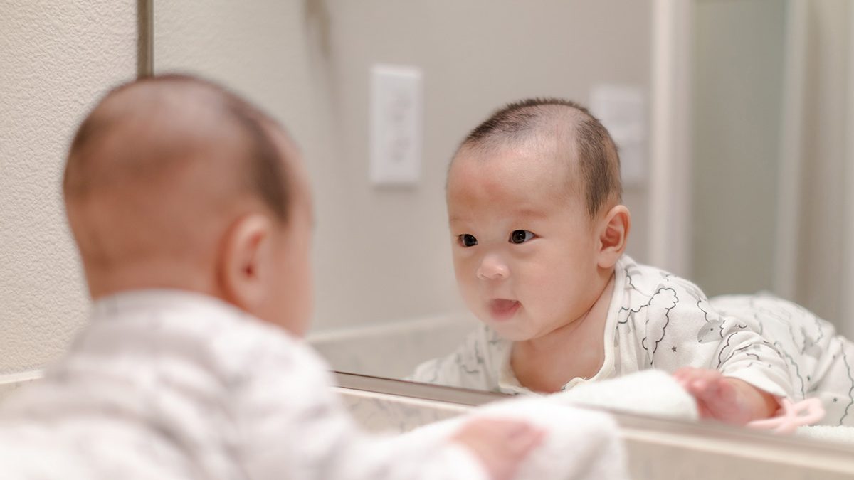 manfaat bercermin pada bayi