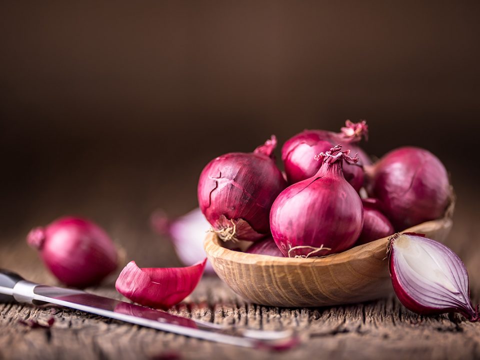 Menghilangkan bekas gigitan nyamuk dengan bawang merah