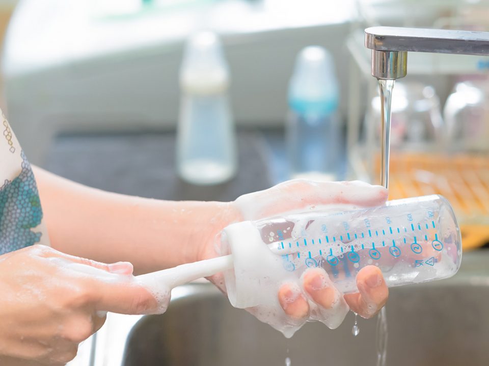 Mencuci botol dan mensterilisasi susu bayi