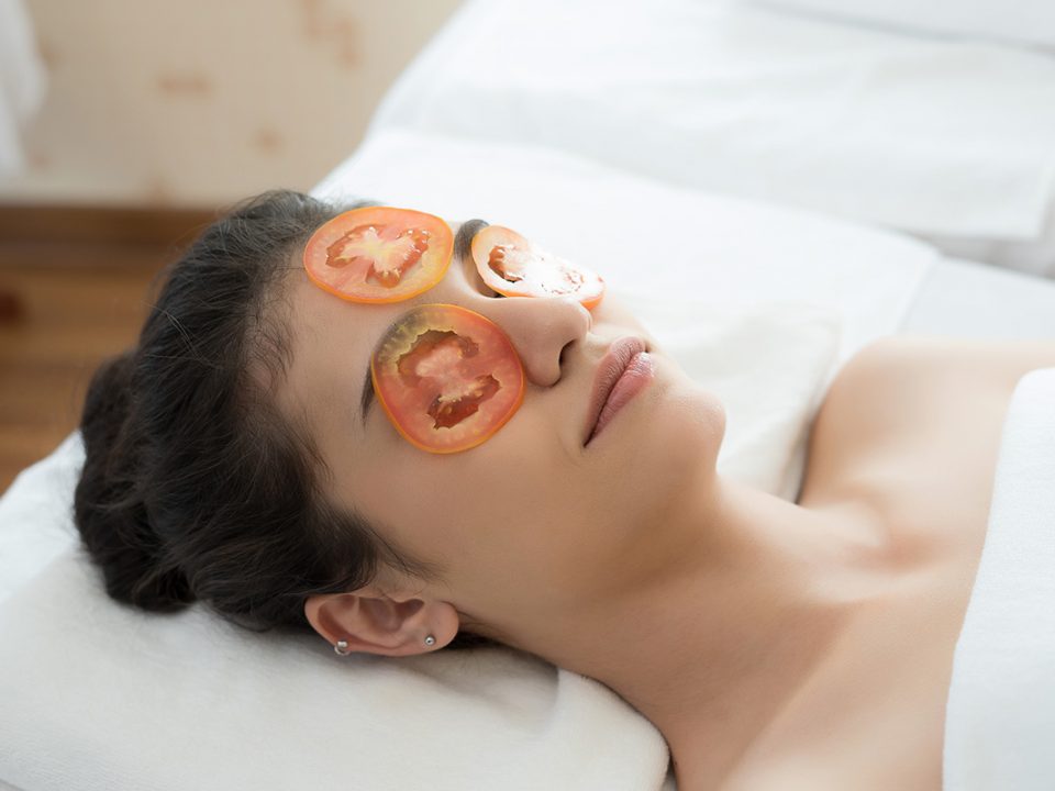 Masker tomat untuk mengatasi lingkaran hitam