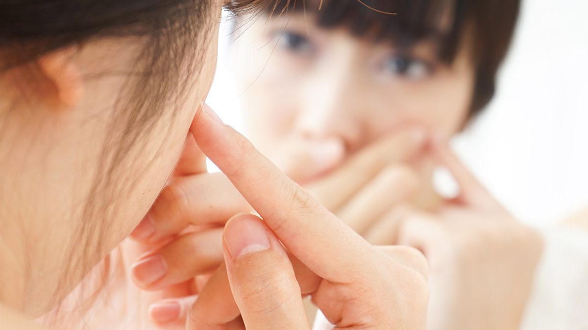 Cara menyamarkan jerawat dengan makeup