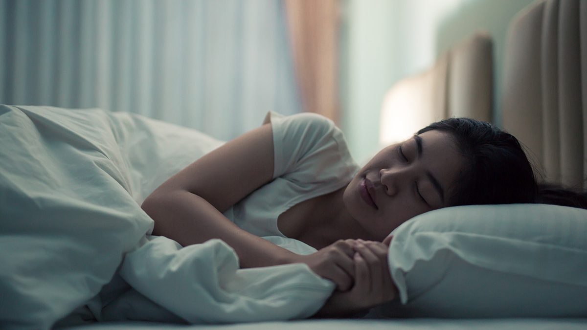 Perhatikan posisi tidur untuk mencegah mata panda