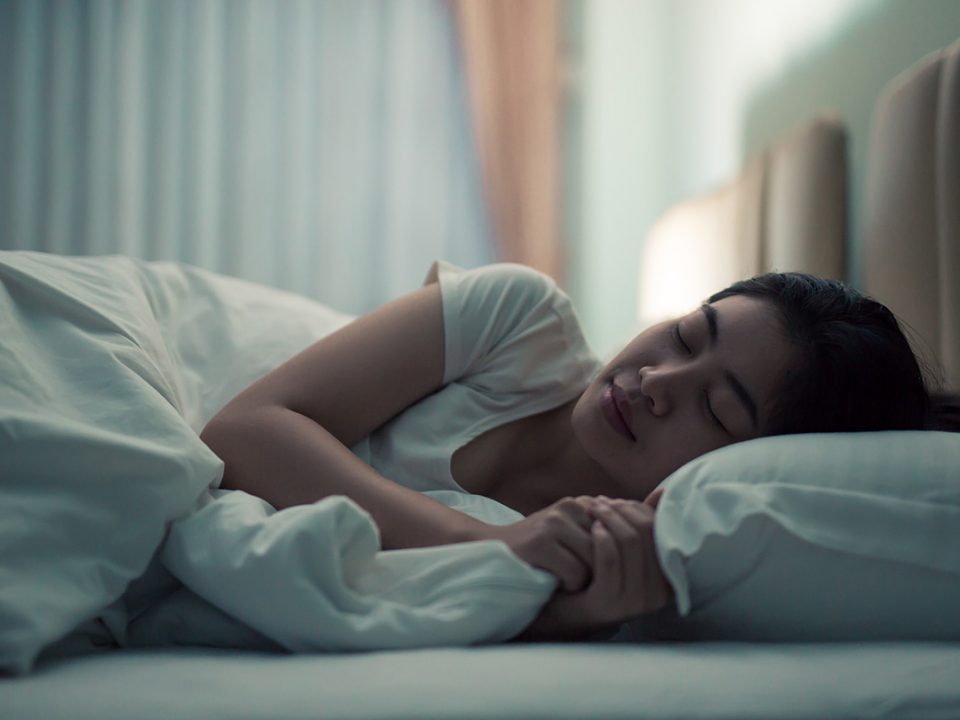 Perhatikan posisi tidur untuk mencegah mata panda