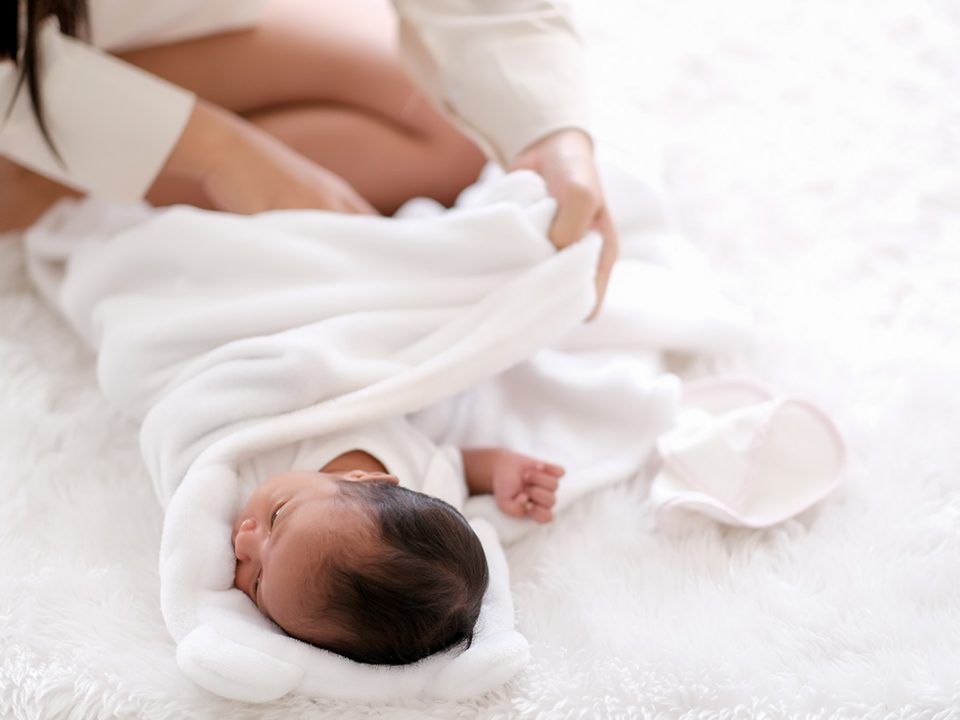 manfaat bayi dibedong