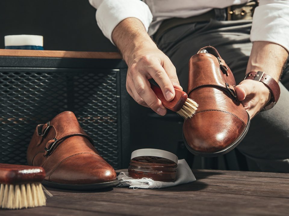 Merawat sepatu kulit