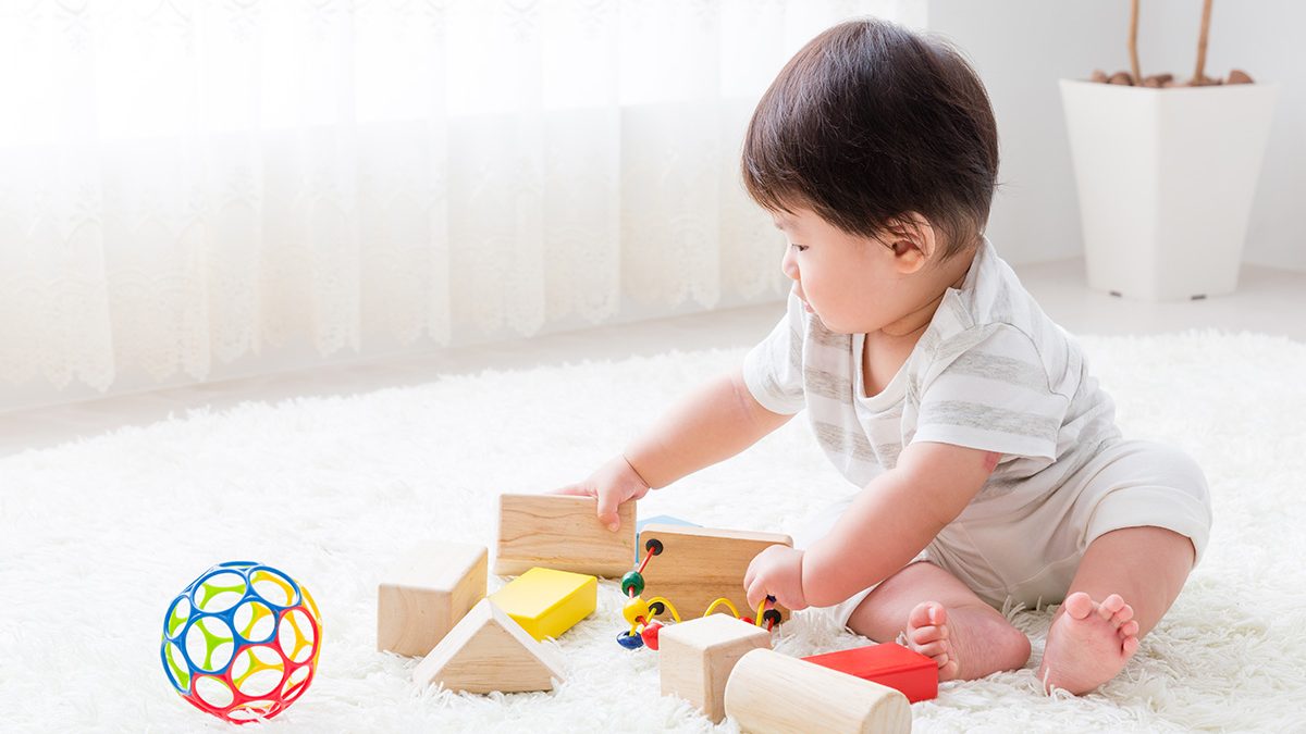 Permainan sentuh dan tebak anak di rumah
