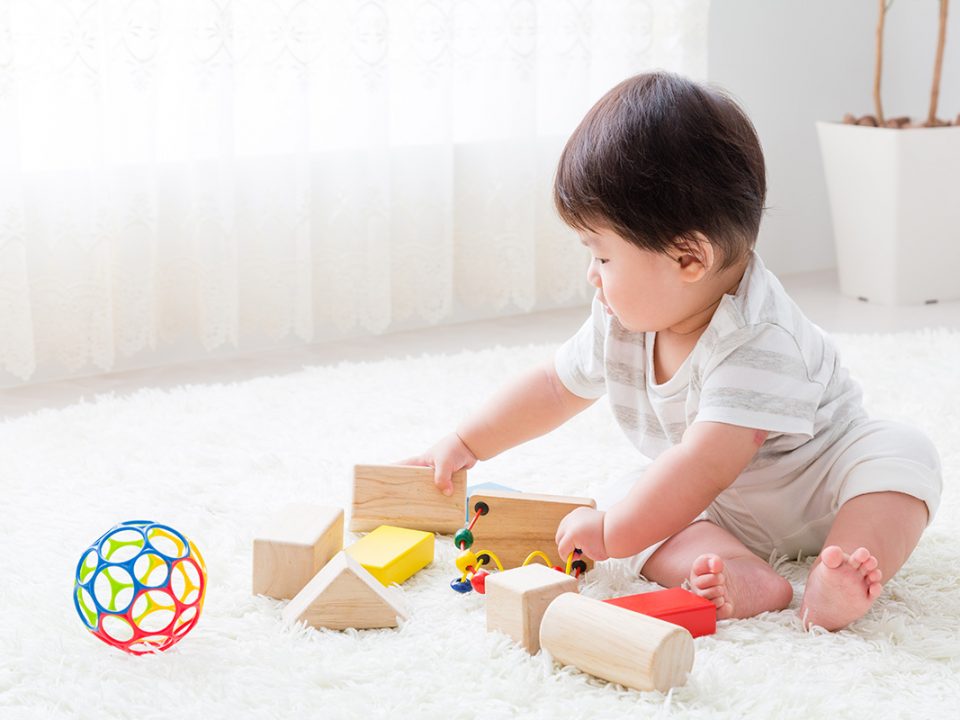 Permainan sentuh dan tebak anak di rumah