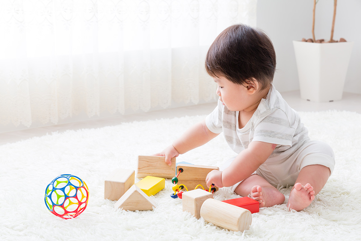 Permainan sentuh dan tebak anak di rumah