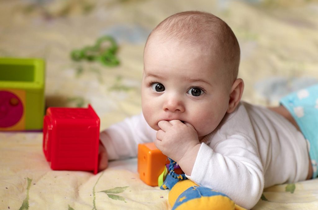 cara stimulasi bayi merangkak