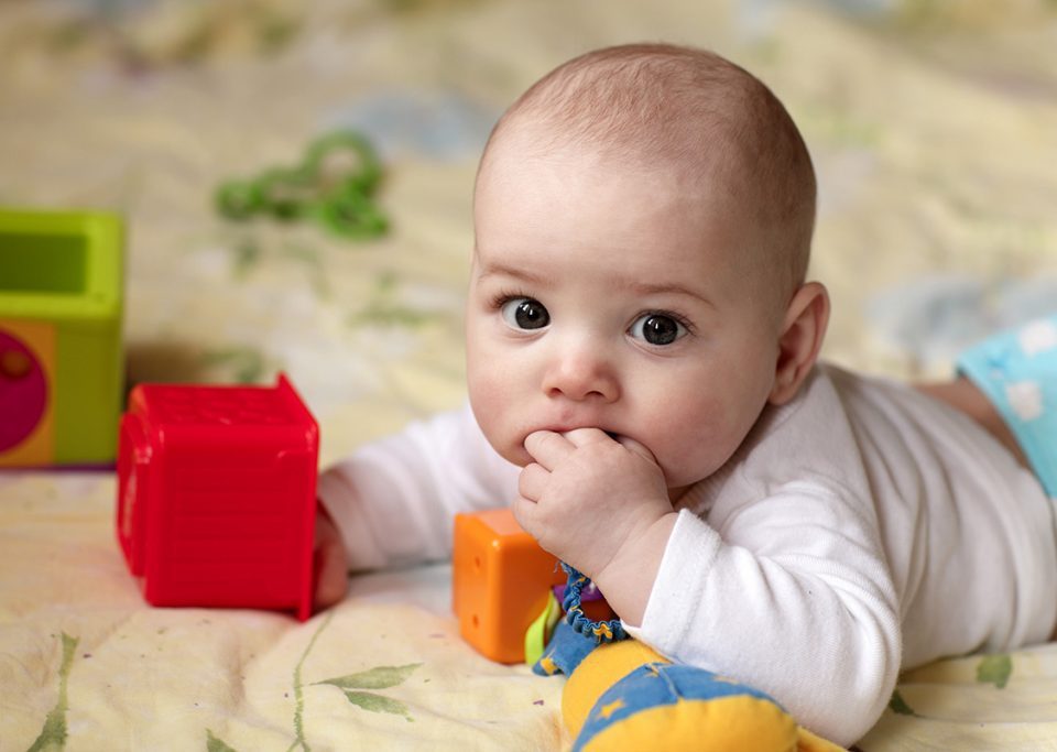 cara stimulasi bayi merangkak