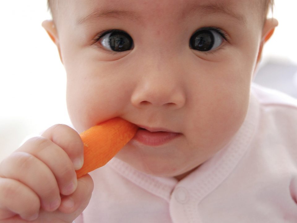 manfaat anak makan sendiri