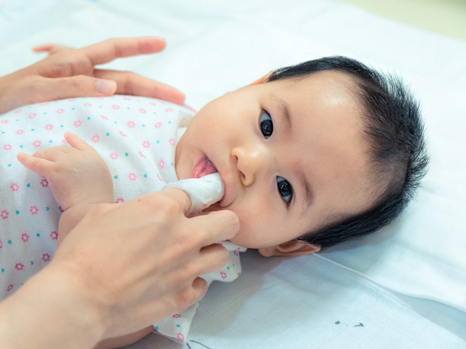 cara membersihkan lidah bayi
