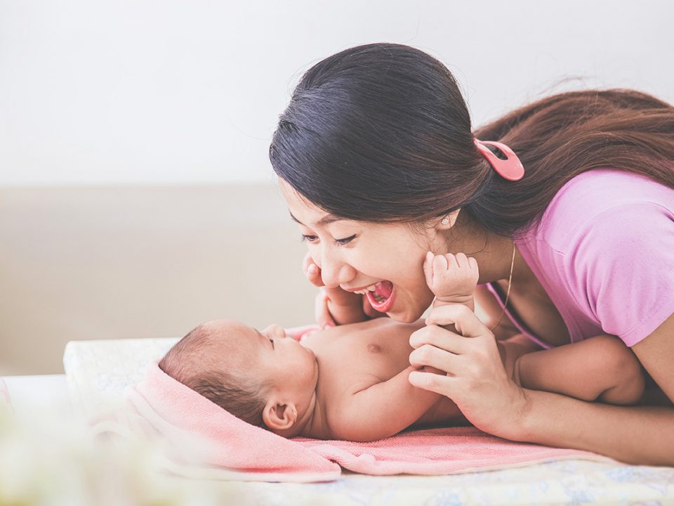 Mengajak bayi ngobrol