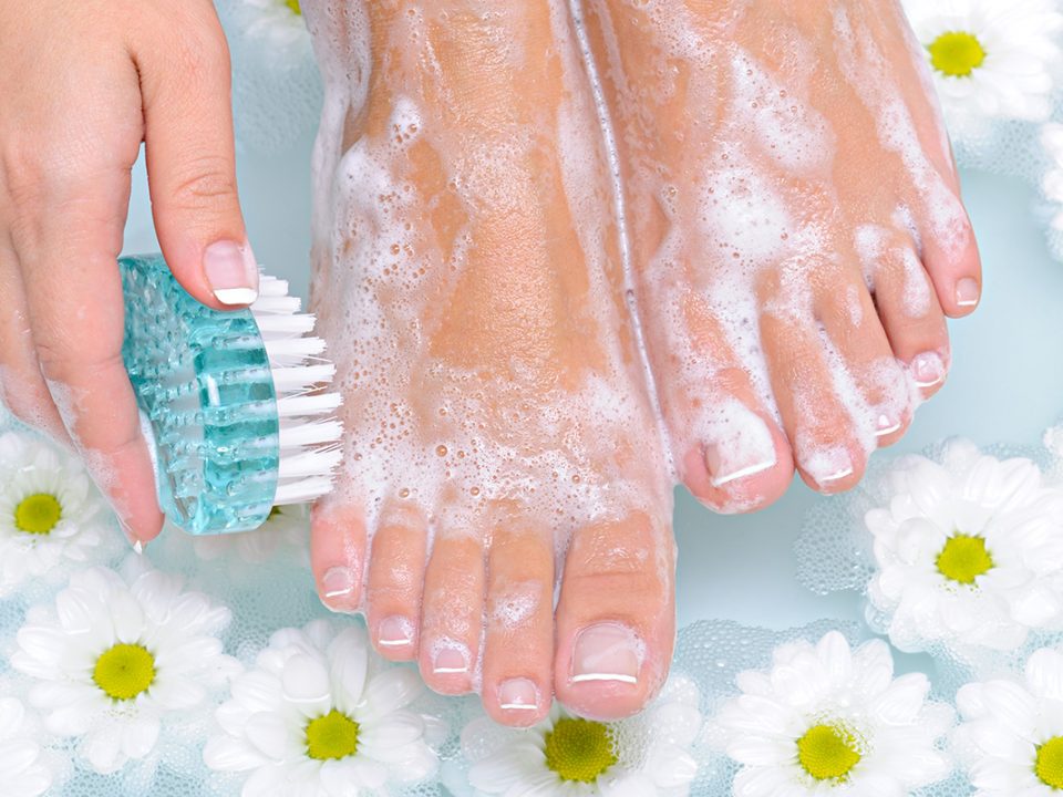 Cara menghilangkan bau kaki