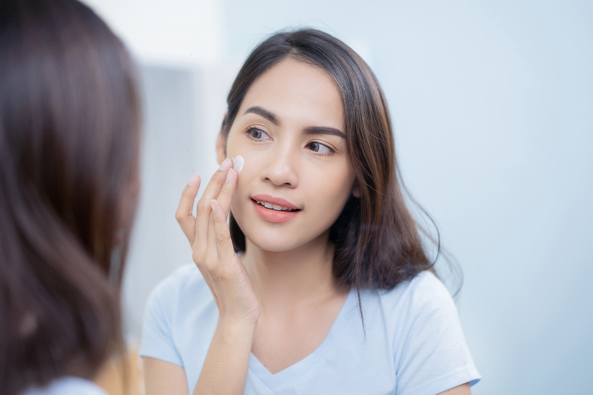 Menghilangkan kantung mata sunscreen