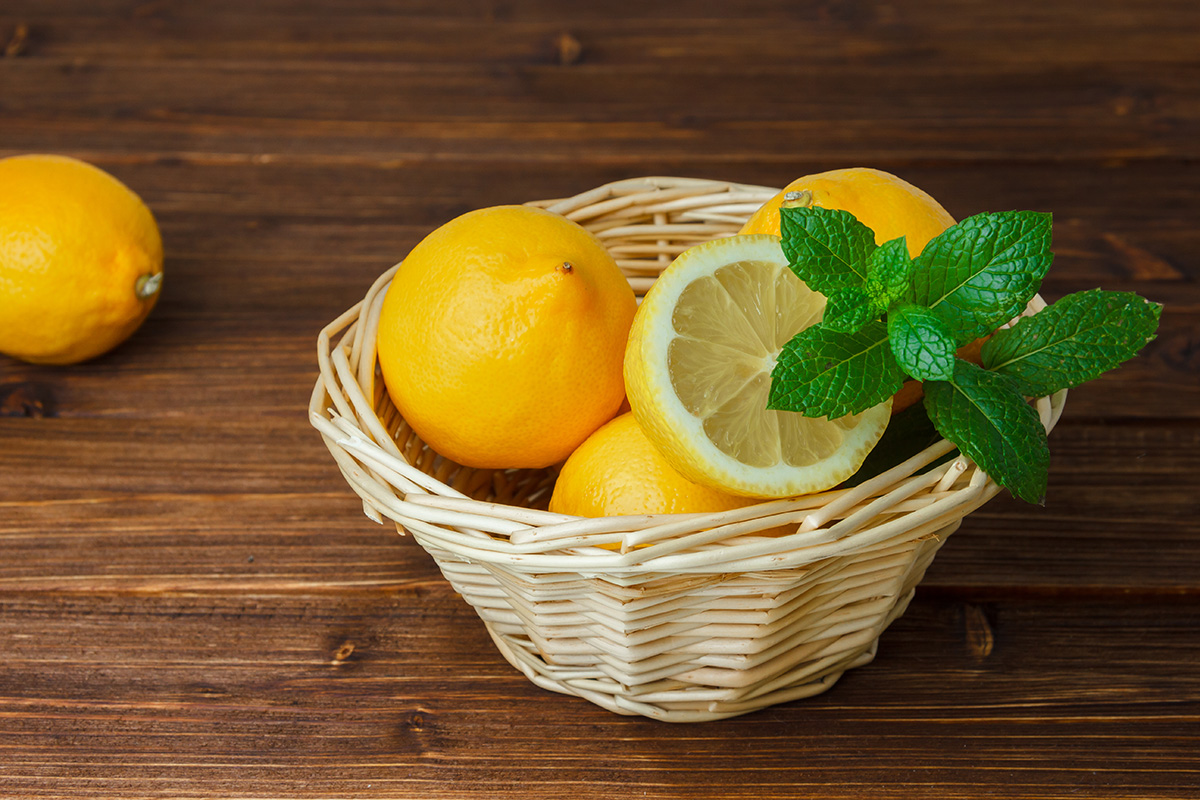 Mengusir kecoa dengan lemon