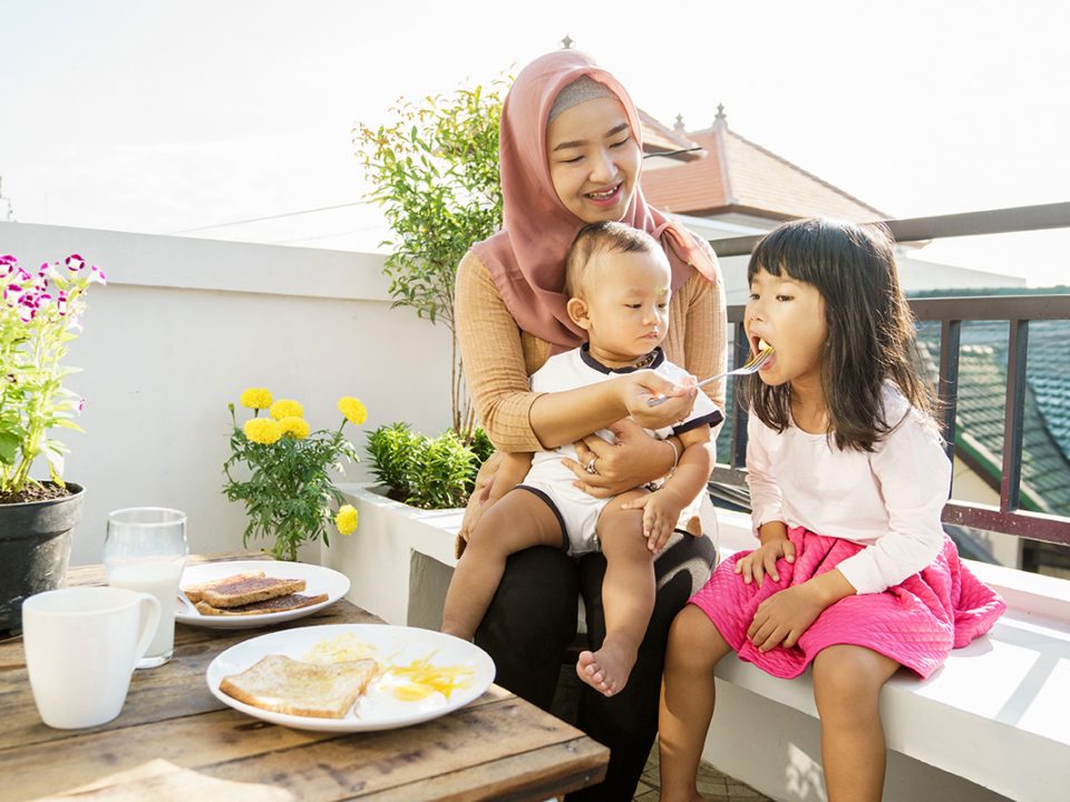 Membiasakan Anak Sarapan
