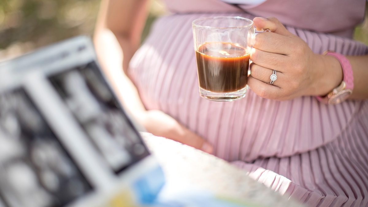 Ibu hamil minum kopi