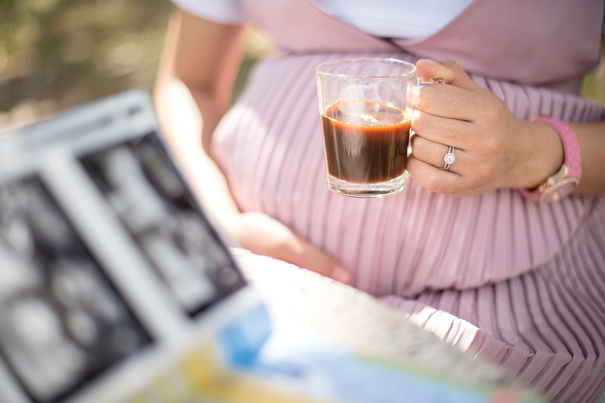 Ibu hamil minum kopi