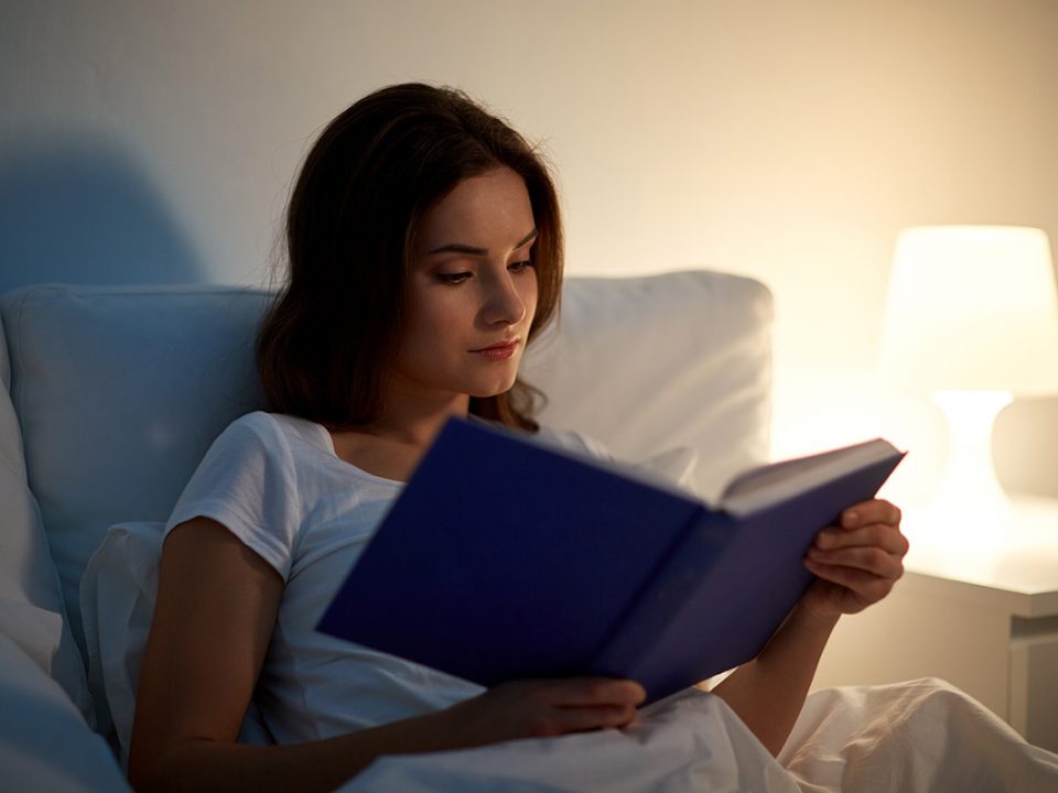 Membaca buku sebelum tidur