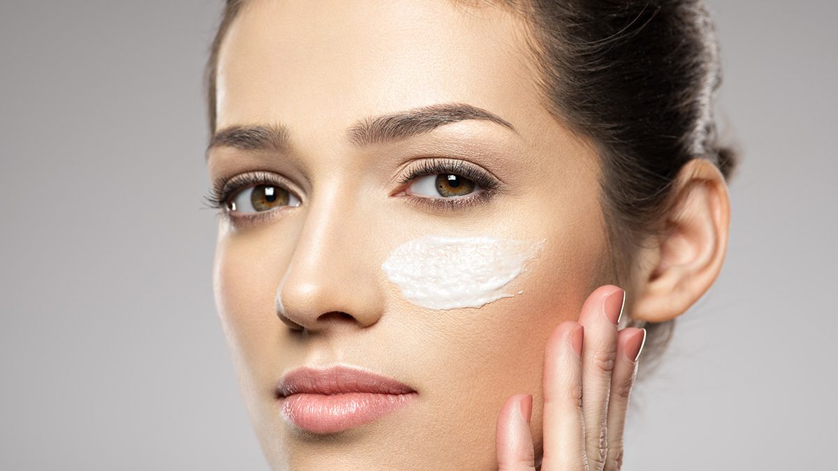 Memakai Eye Cream