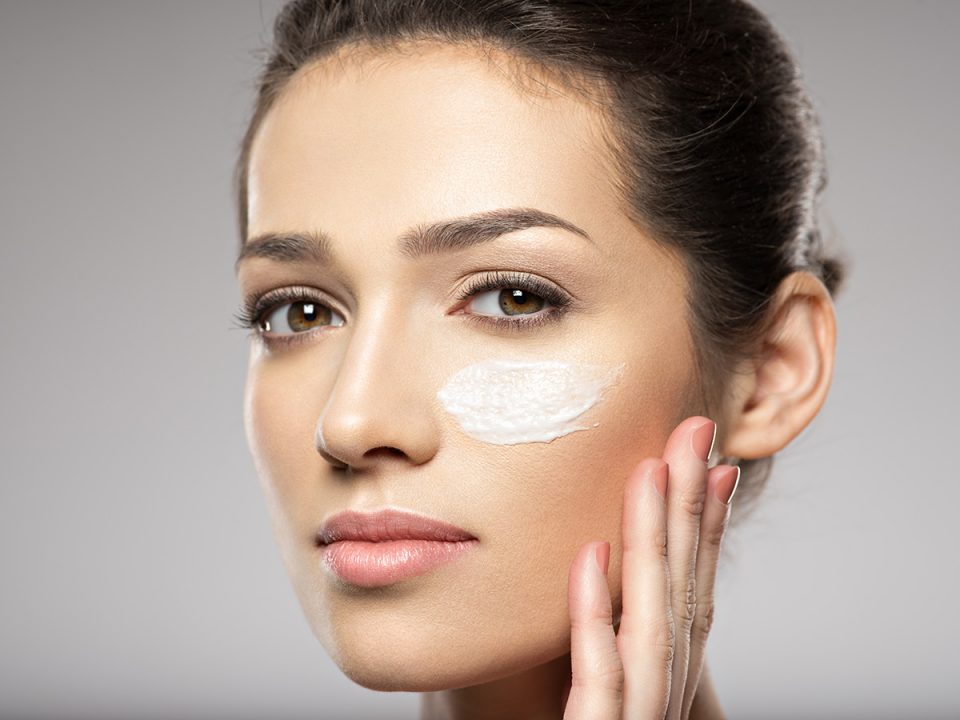 Memakai Eye Cream
