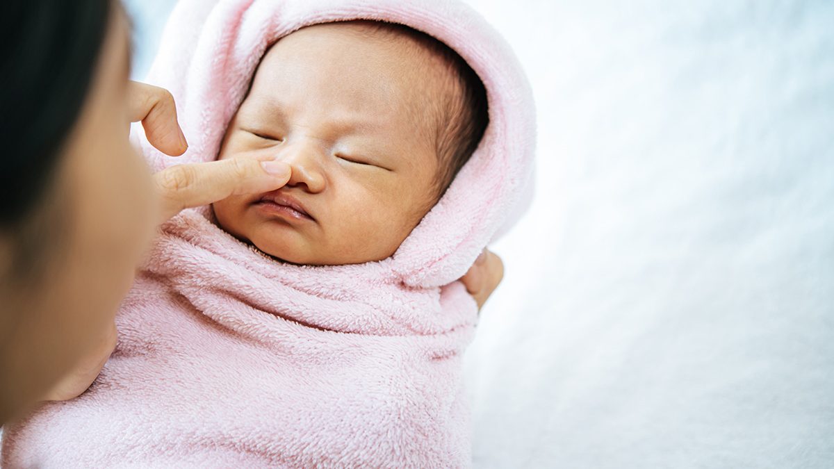 Membersihkan Hidung Bayi